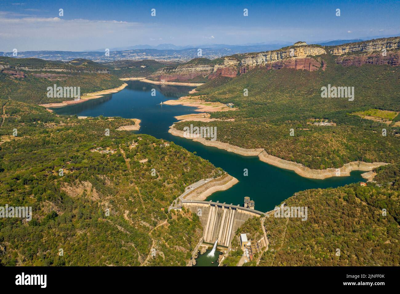 Veduta aerea del bacino di Sau e delle scogliere di Collsacabra durante la siccità estiva del 2022 (Osona, Barcellona, Catalogna, Spagna) Foto Stock