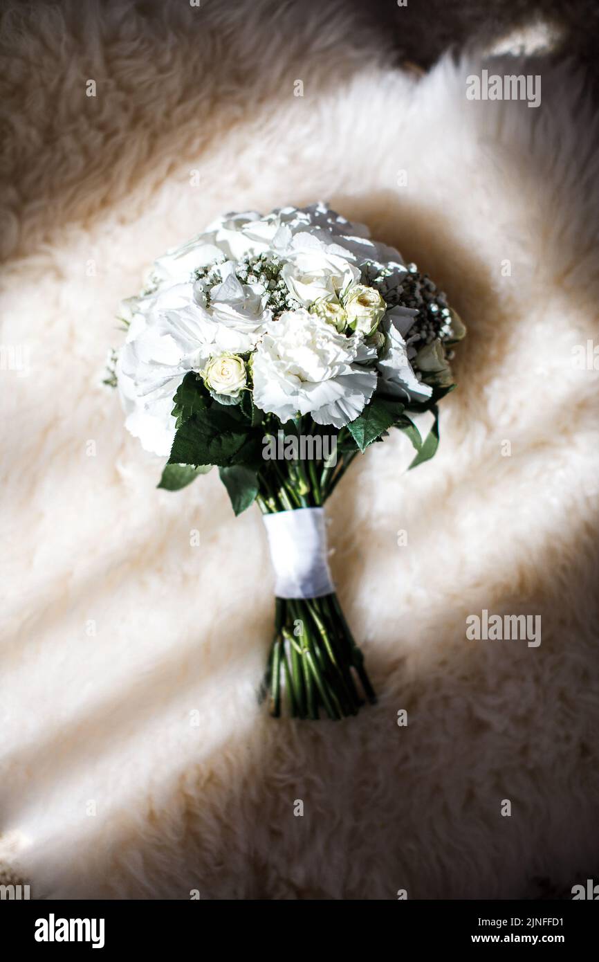 Colorato bouquet da sposa sul pavimento in lana. Foto Stock