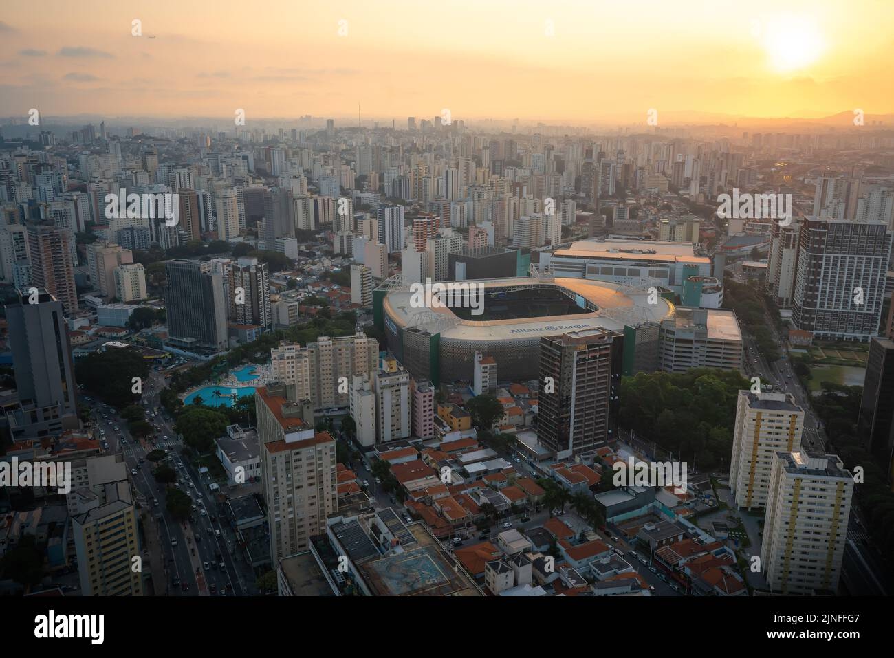 Veduta aerea dello stadio di calcio Allianz Parque del Palmeiras Football Club al tramonto - Sao Paulo, Brasile Foto Stock