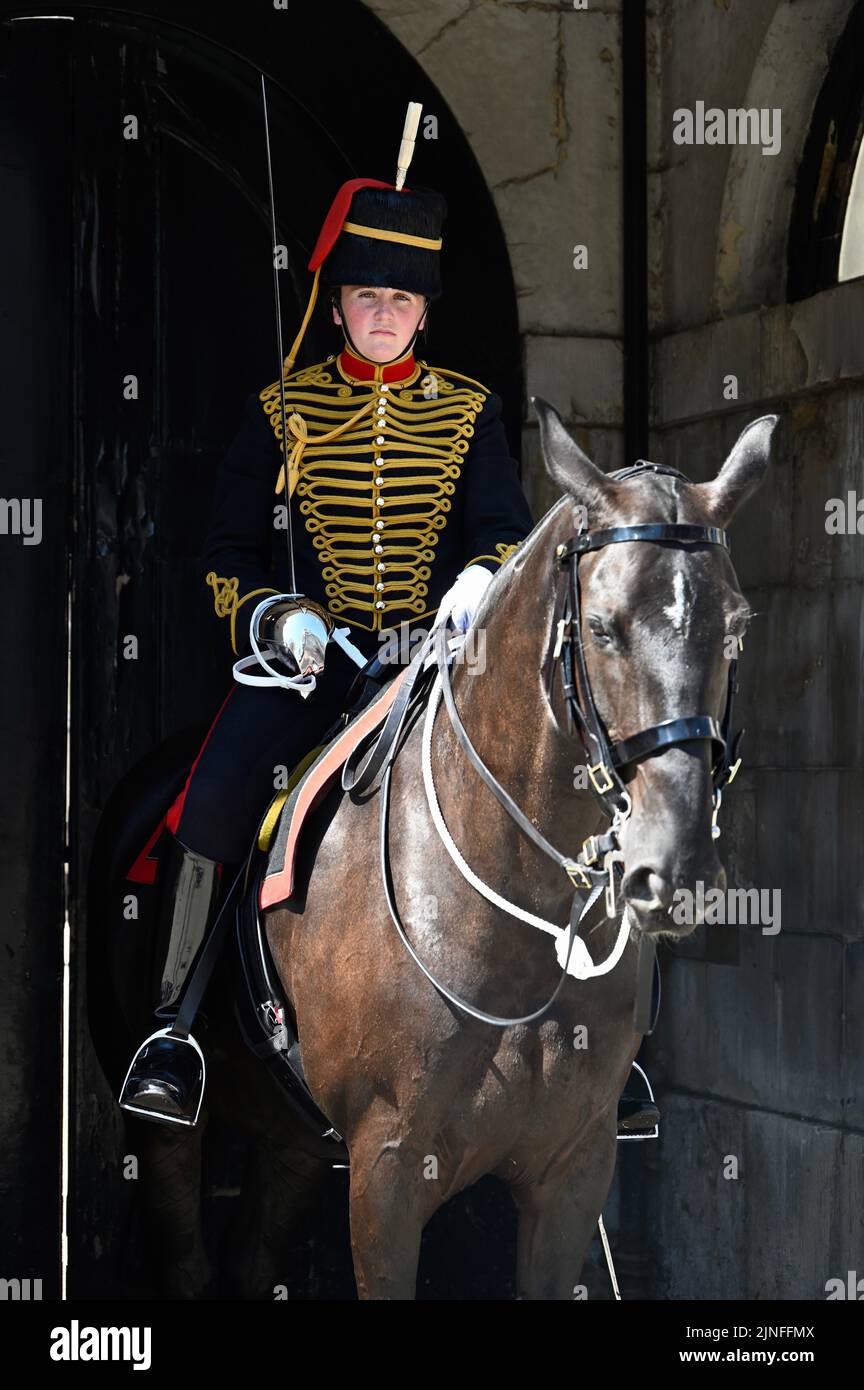 Londra, Regno Unito. 11th ago, 2022. Londra, Regno Unito. Le entrate montate della truppa del Re Horse Artillery hanno lottato con il calore quando le temperature hanno raggiunto i 33 gradi nel centro di Londra. Horse Guards Parade, Whitehall. Credit: michael melia/Alamy Live News Foto Stock