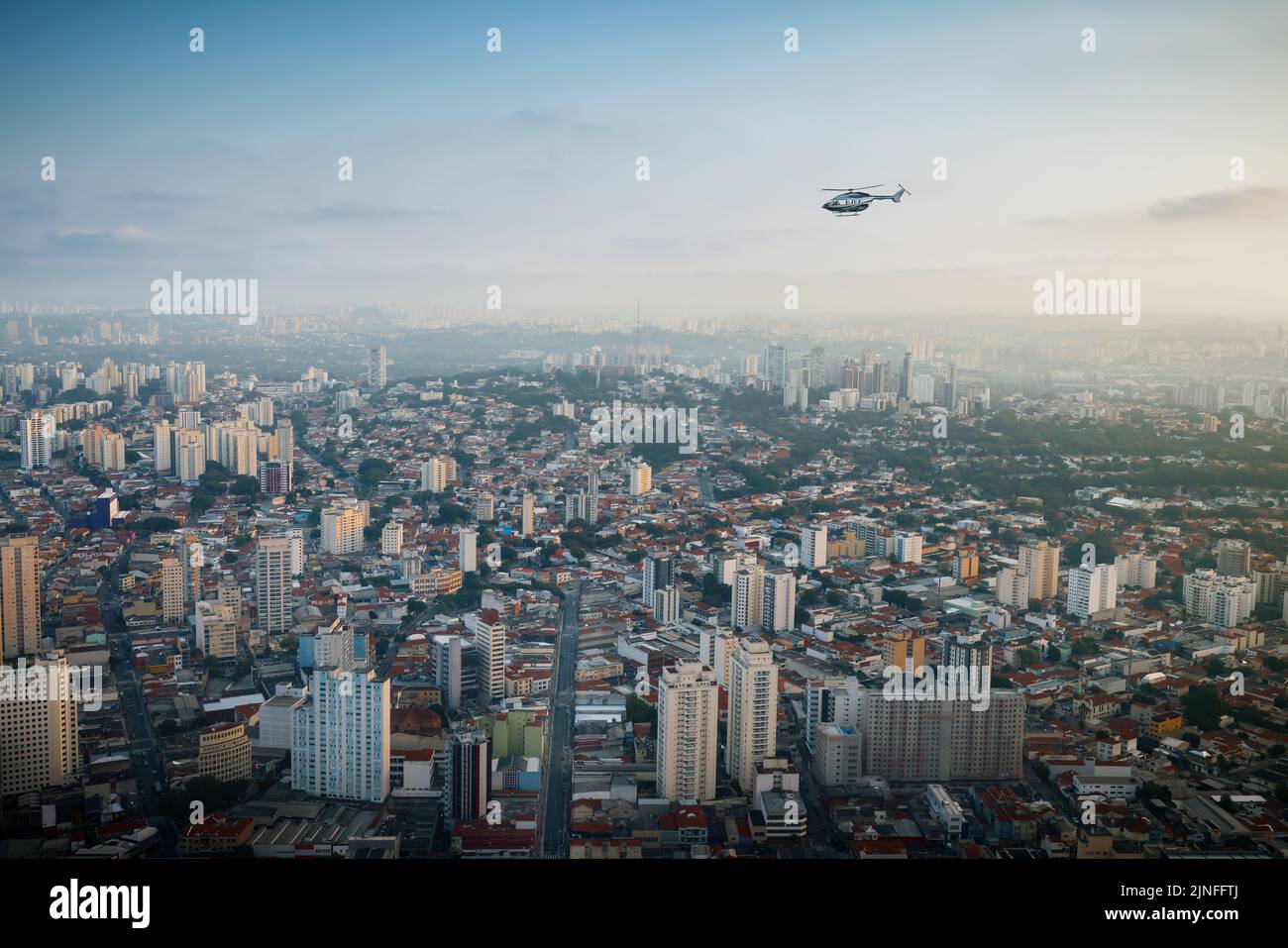 Elicottero che vola sul quartiere di Lapa - Sao Paulo, Brasile Foto Stock