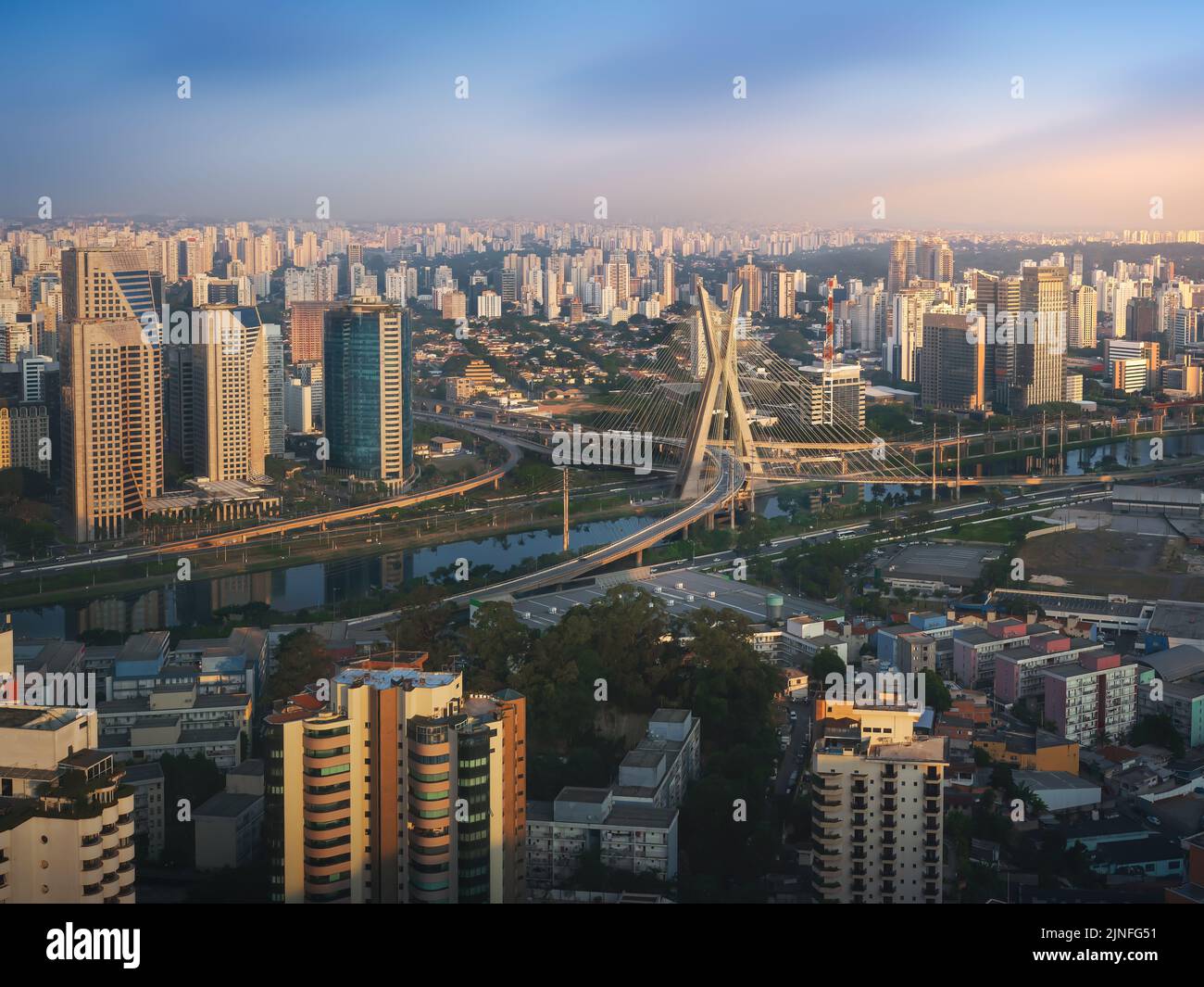 Veduta aerea del Ponte Octavio Frias de Oliveira (Ponte Estaiada) sul Fiume Pinheiros al tramonto - Sao Paulo, Brasile Foto Stock