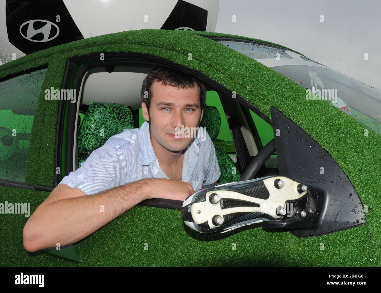 Un’auto da sogno per gli appassionati di calcio è in vendita su eBay, il sito web dell’asta per computer, proprio in tempo per il grande calcio d’inizio della prossima settimana. La Hyundai 110, completa di carena per tappeti astro-erbosi, un calcio gigante realizzato con un radar di una vecchia nave e un palo da parapetto, viene venduta dal suo proprietario James Baggott di 26 anni, di Gosport in Hampshire per raccogliere fondi a scopo di beneficenza. All'interno della vettura, progettata dall'artista Andy Saunders, i sedili hanno un rivestimento in erba, deodoranti per le scarpe da calcio appesi allo specchio, le palle fungono da poggiatesta per i passeggeri e anche gli specchietti laterali sono scarpe da calcio. “E’ l’ul Foto Stock