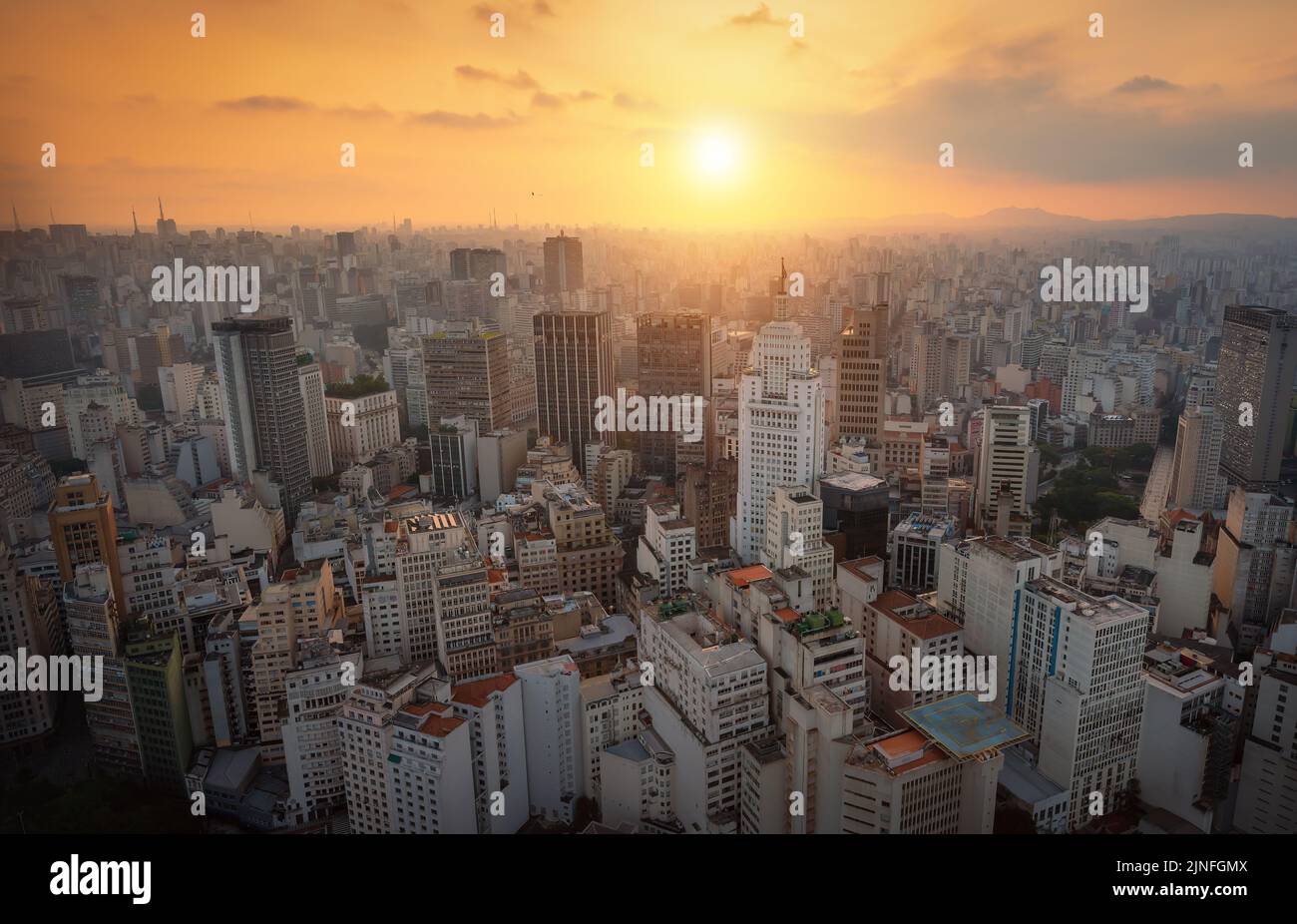 Vista aerea del centro storico di San Paolo al tramonto con Altino Arantes Building (ex Banespa, ora Farol Santander) - San Paolo, Brasile Foto Stock