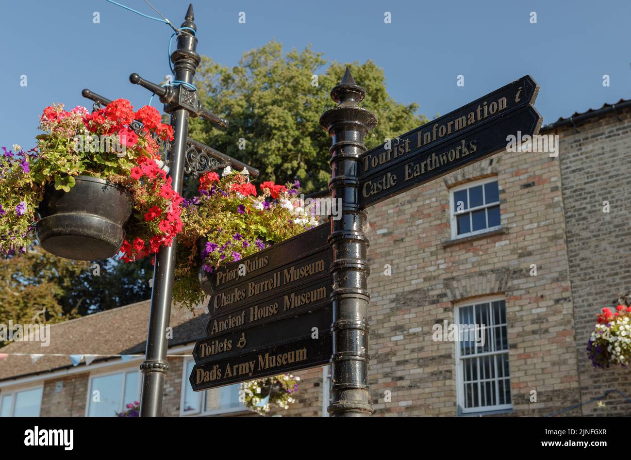 Indicazioni stradali per pedoni e cestini appesi a King Street, Thetford. Foto Stock