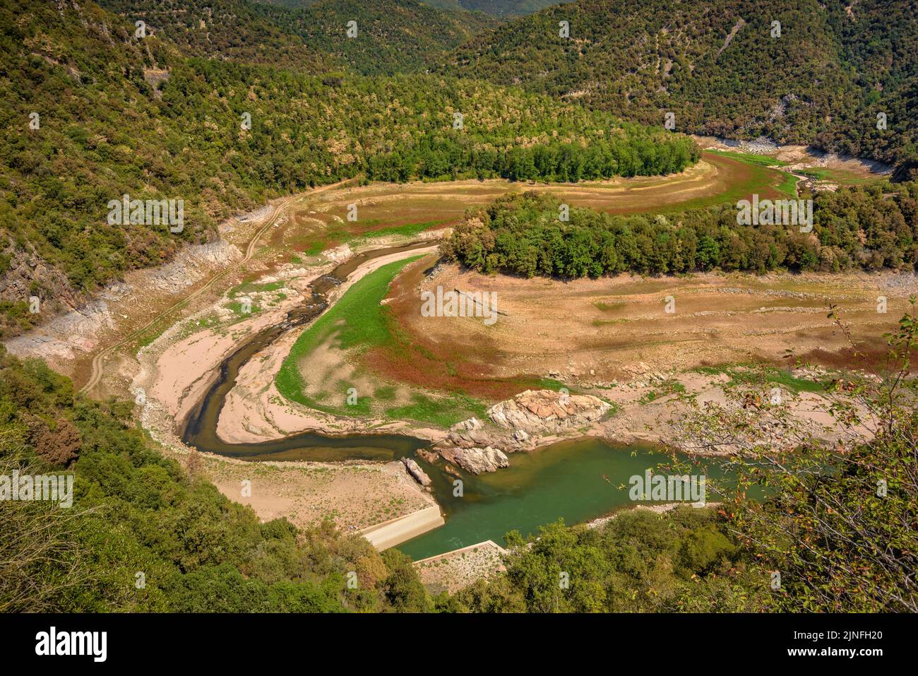 Il meandro secco della coda del serbatoio di Susqueda durante la siccità estiva del 2022 (la Selva, Girona, Catalogna, Spagna) ESP: Meandro del embalse de Susqueda Foto Stock