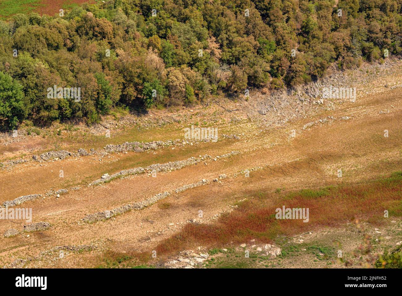 Il meandro secco della coda del serbatoio di Susqueda durante la siccità estiva del 2022 (la Selva, Girona, Catalogna, Spagna) ESP: Meandro del embalse de Susqueda Foto Stock