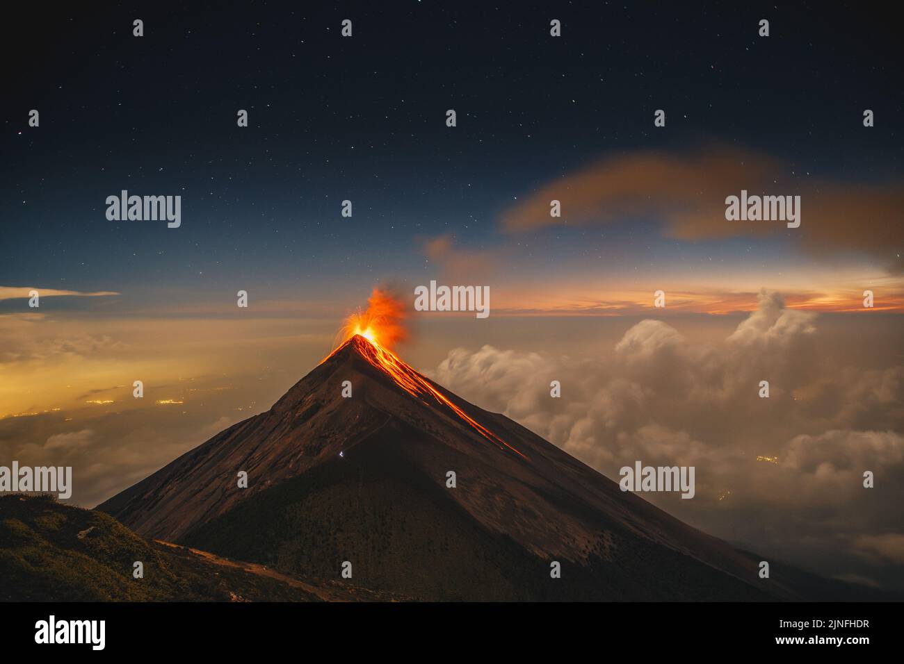 Uno scatto fatto dopo il tramonto di Volcan de Fuego facendo una grande eruzione Foto Stock
