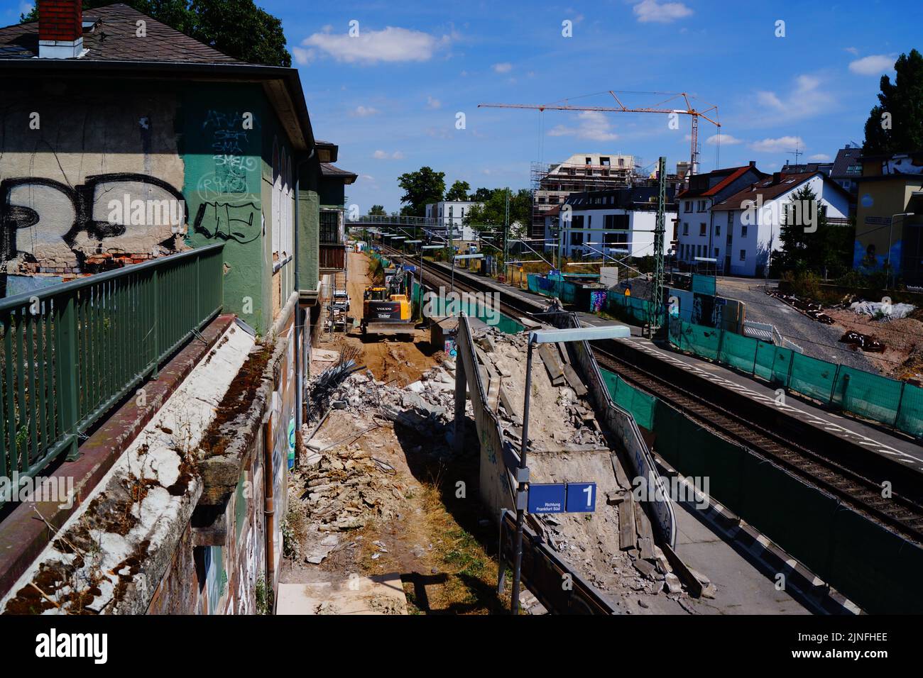 I lavori di demolizione iniziano alla stazione di Francoforte-Eschersheim come parte dell'espansione della ferrovia Main-Weser. Documentazione dell'ultimo giorno Foto Stock