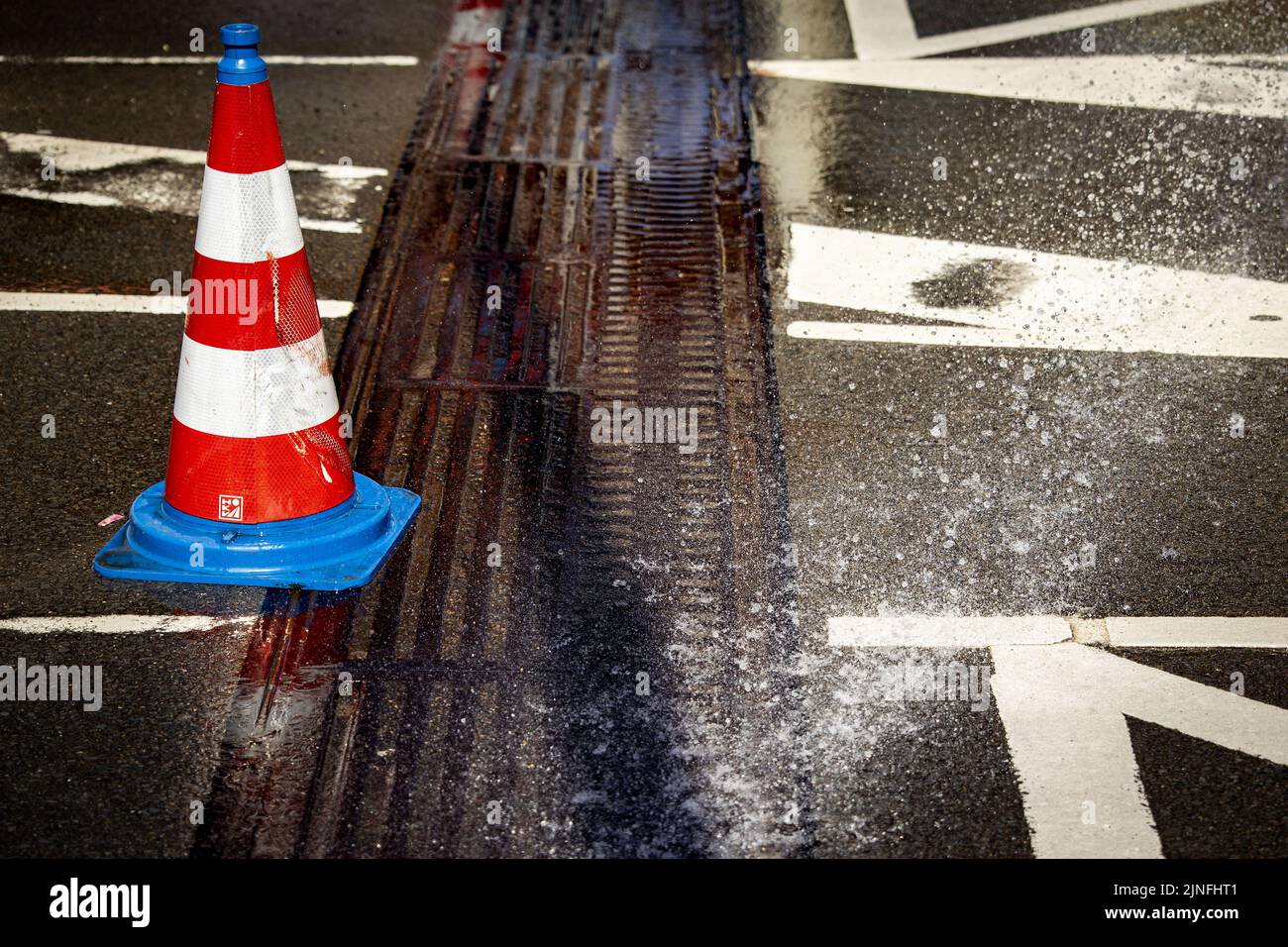 2022-08-11 15:01:44:19 DORDRECHT - il ponte della città Zwijndrecht è preventivamente raffreddato da Rijkswaterstaat in connessione con il calore persistente. Nei prossimi giorni, i Paesi Bassi saranno gravati da un'ondata di caldo con temperature tropicali superiori a 30 gradi. ANP RAMON VAN FLYMEN olanda fuori - belgio fuori Foto Stock
