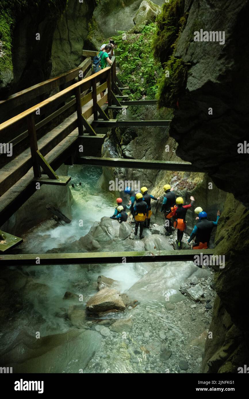 Un gruppo di persone che si canyoning nella gola di Seisenkergklamm a Weissbach bei Lofer in Austria Foto Stock