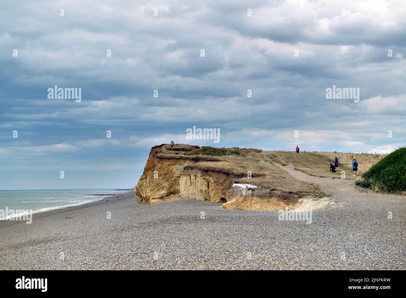 scogliere e spiaggia di ghiaia a weybourne nord norfolk inghilterra Foto Stock