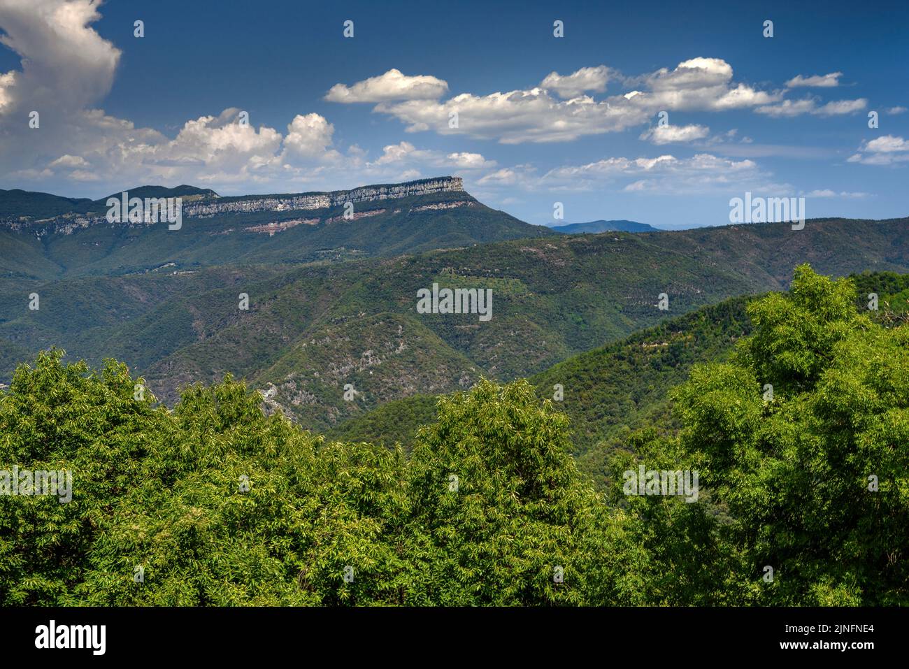 ITA: Vista verso la scogliera di El far, nella regione di Collsacabra, vista dal santuario di El Coll, nei monti Guilleries (la Selva, Girona, Foto Stock