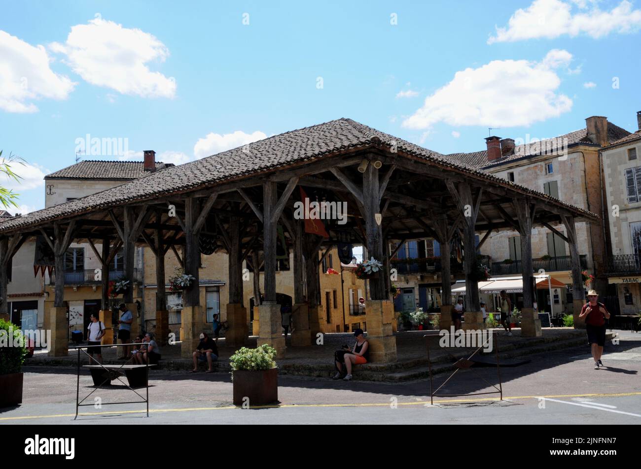 La piazza del mercato nel villaggio Perigord Noir di Belvès. I mercati si svolgono ogni sabato. Insolitamente ci sono vecchie abitazioni sotto il mercato. Foto Stock