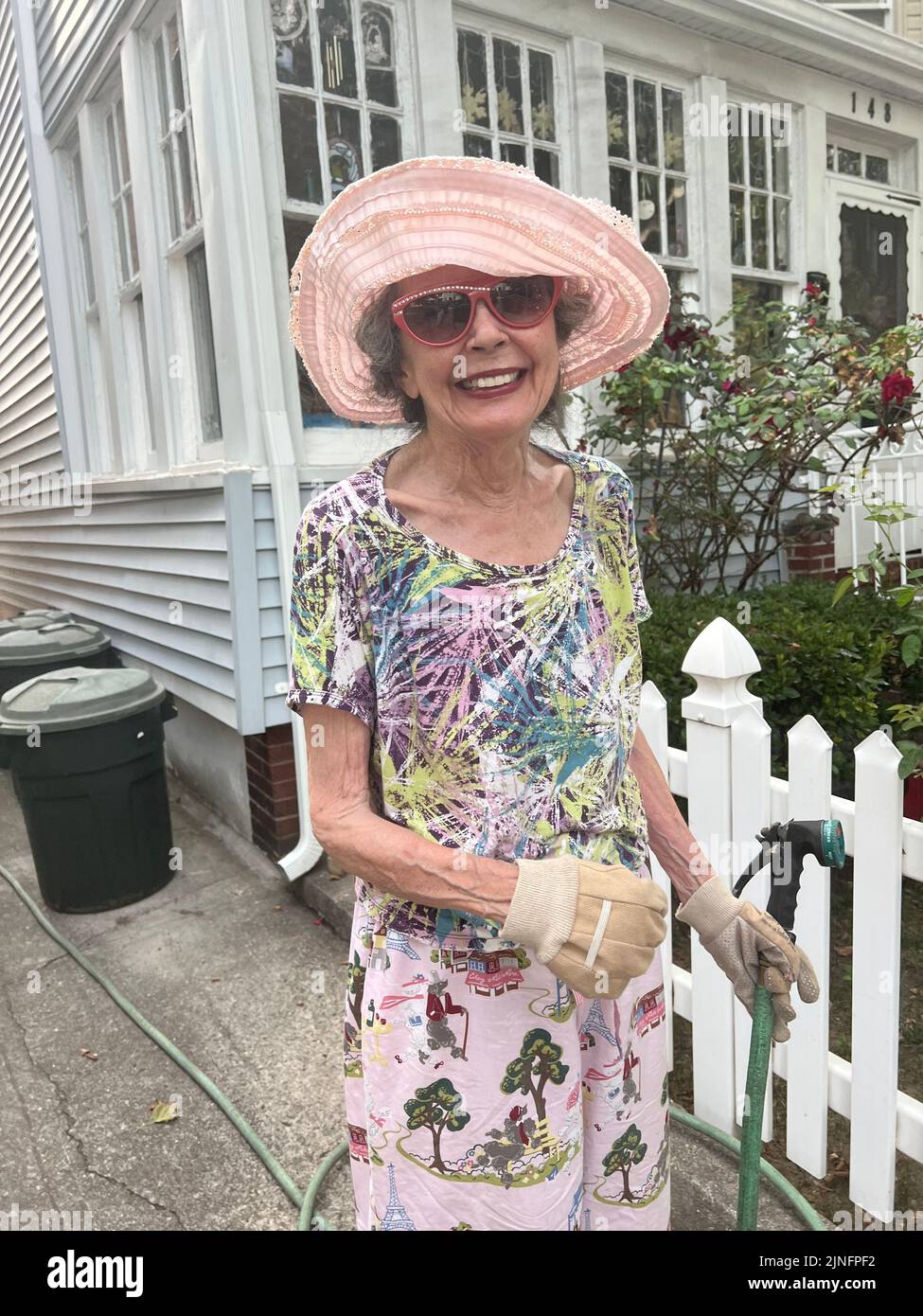 Ritratto di una donna di 81 anni che innaffia il suo giardino nel quartiere di Kensington, Brooklyn, New York. Foto Stock