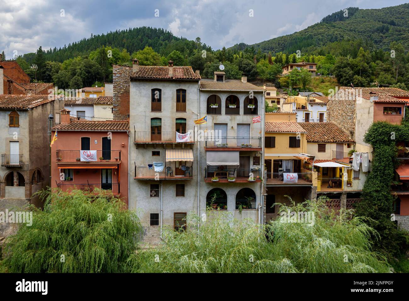 Villaggio di Osor, sulle montagne di Les Guilleries, con il ponte e il burrone di Osor in estate (la Selva, Girona, Catalogna, Spagna) ESP: Villa de Osor Foto Stock