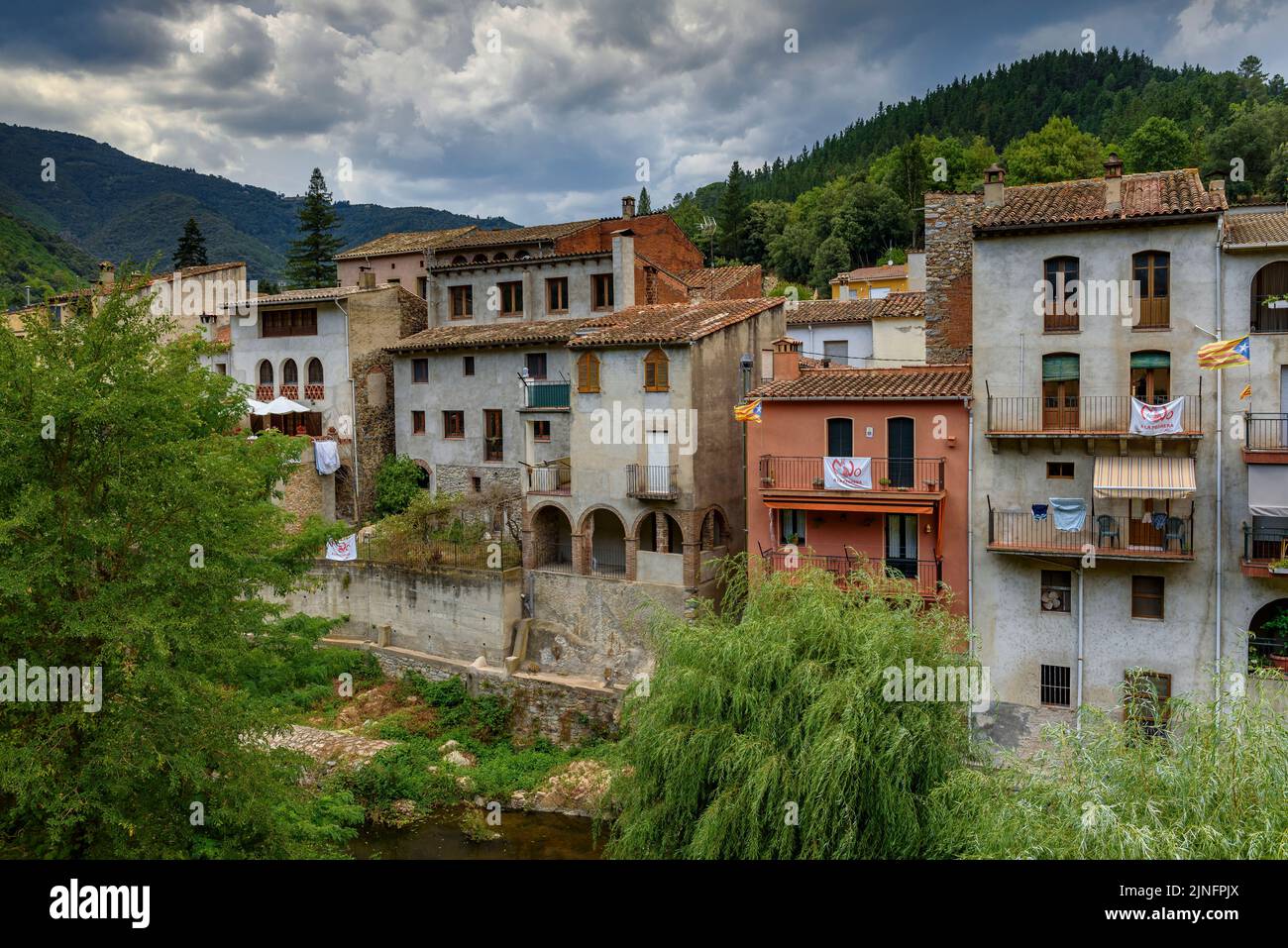 Villaggio di Osor, sulle montagne di Les Guilleries, con il ponte e il burrone di Osor in estate (la Selva, Girona, Catalogna, Spagna) ESP: Villa de Osor Foto Stock
