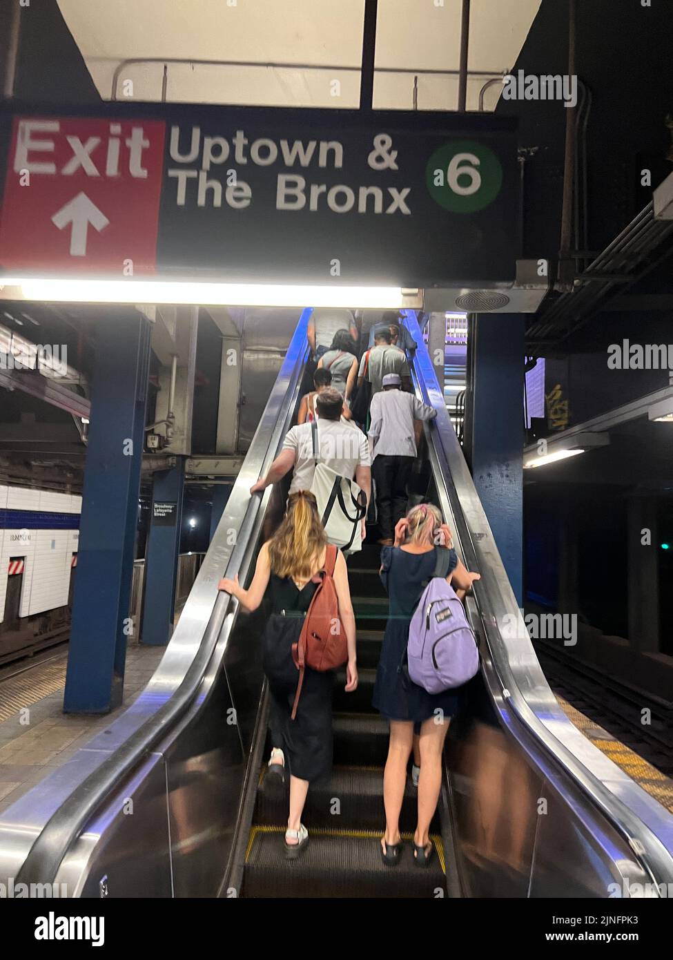 I passeggeri della metropolitana trasferiscono alla stazione di Broadway Lafayette dal treno F fino alla scala mobile fino al treno 6 di Bleeker Street Uptown a Manhattan, New York City. Foto Stock