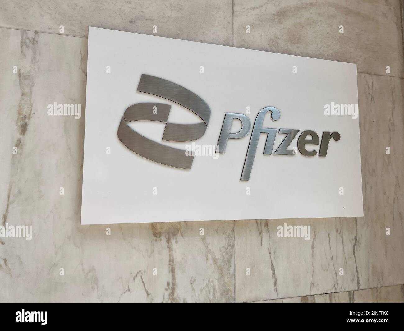Cartello Pfizer sulla sede centrale di Pfizer sulla East 42nd Street a Manhattan, New York City. Foto Stock