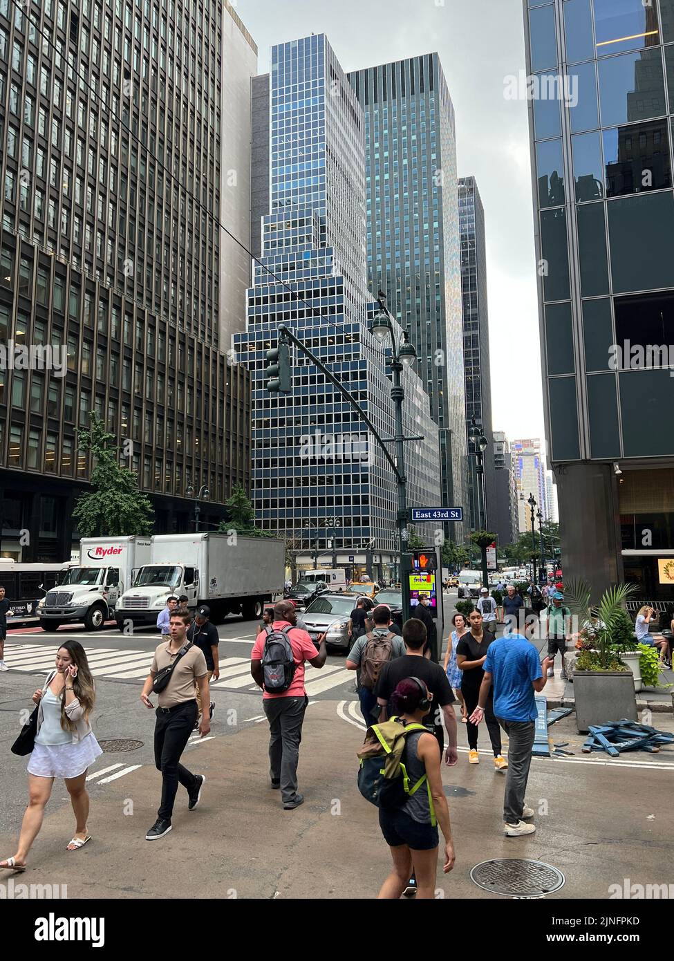 Guardando il centro lungo la 6th Avenue dalla 43rd Street, dopo il canyoun di edifici di uffici nella zona nel centro di Manhattan. Foto Stock