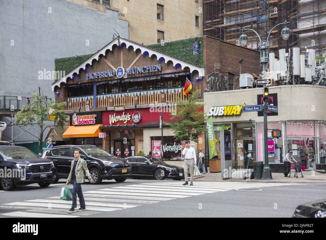 I franchising di fast food aziendali sono onnipresenti in tutto il paesaggio di New York City.3rd Avenue e 45th Street, Midtown, Manhattan. Foto Stock