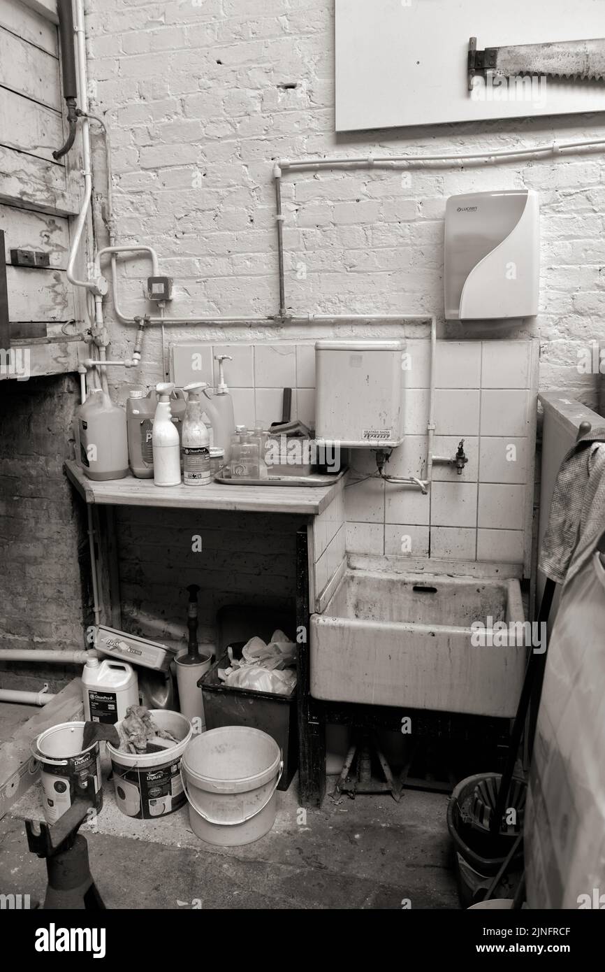 vecchio lavello da officina e area di stoccaggio Foto Stock