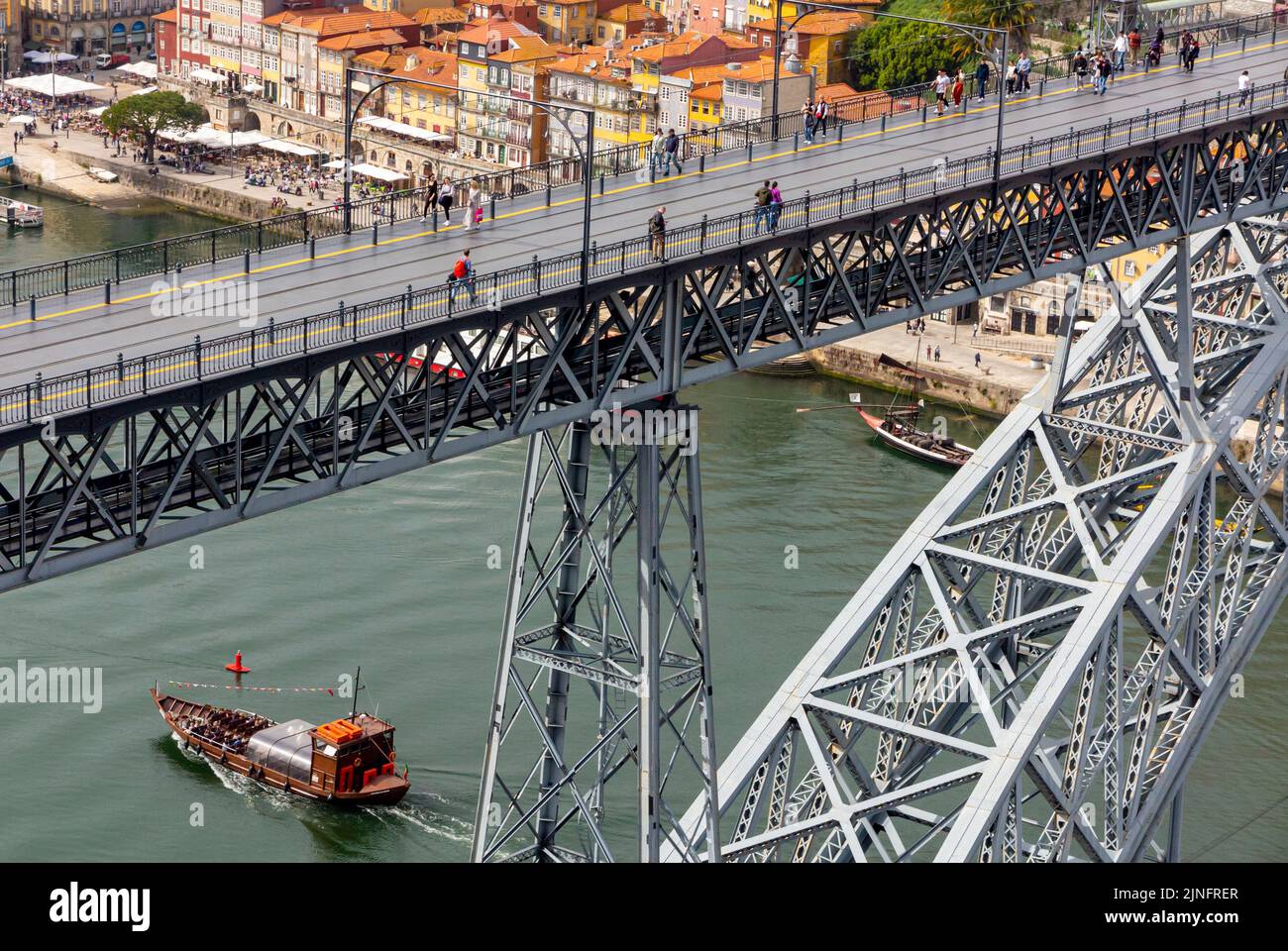 Barca turistica in barca a vela sul fiume Douro nel centro di Porto una grande città nel nord della Portogallo con Ponte Dom Luis 1 ponte in avanti Foto Stock
