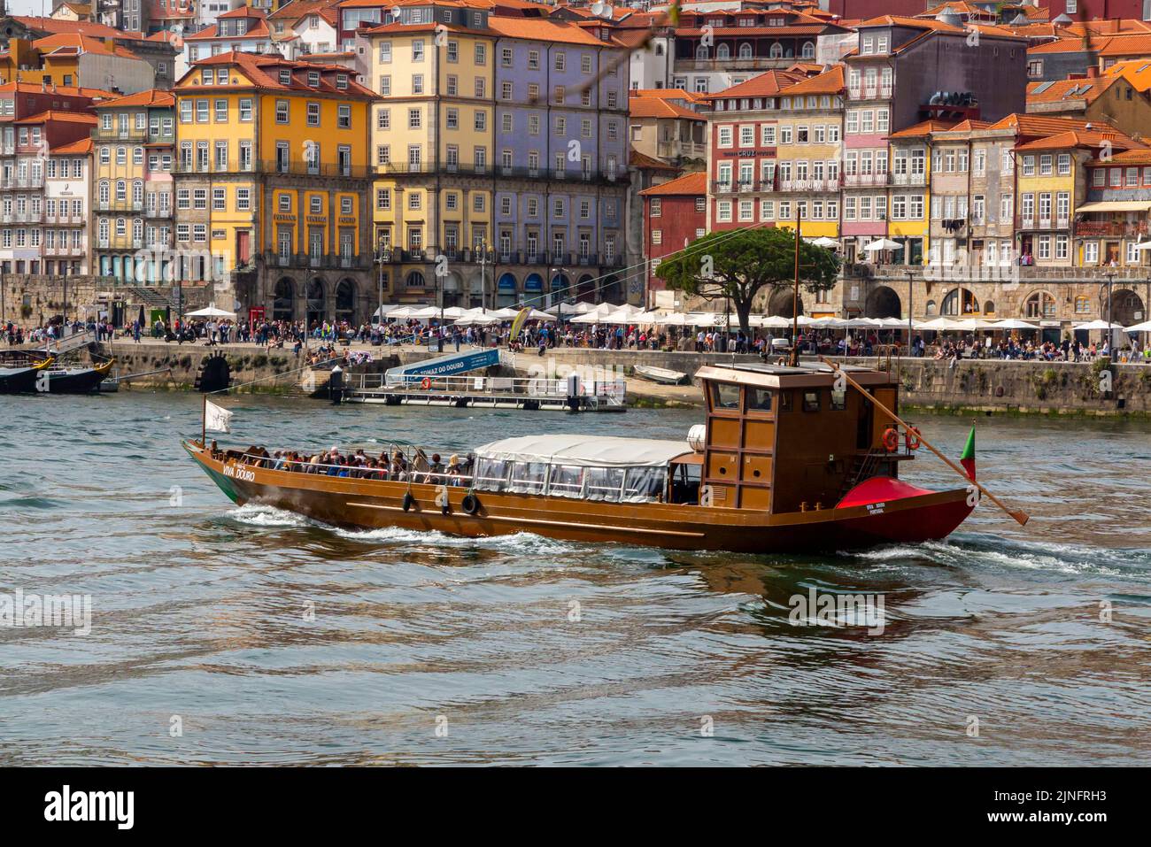 Barca turistica in barca a vela sul fiume Douro nel centro di Porto una grande città nel nord del Portogallo. Foto Stock