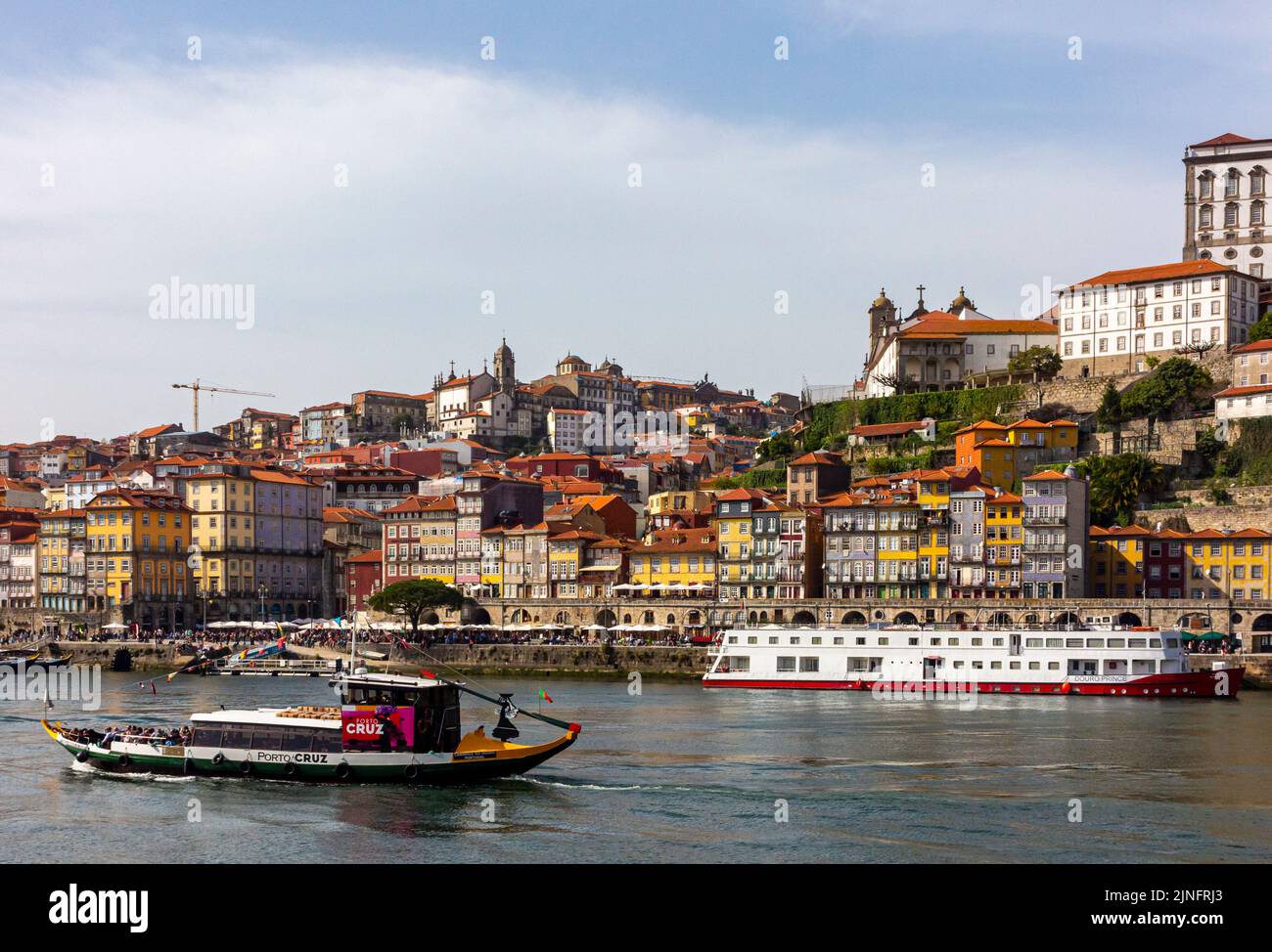 Barca turistica in barca a vela sul fiume Douro nel centro di Porto una grande città nel nord del Portogallo. Foto Stock