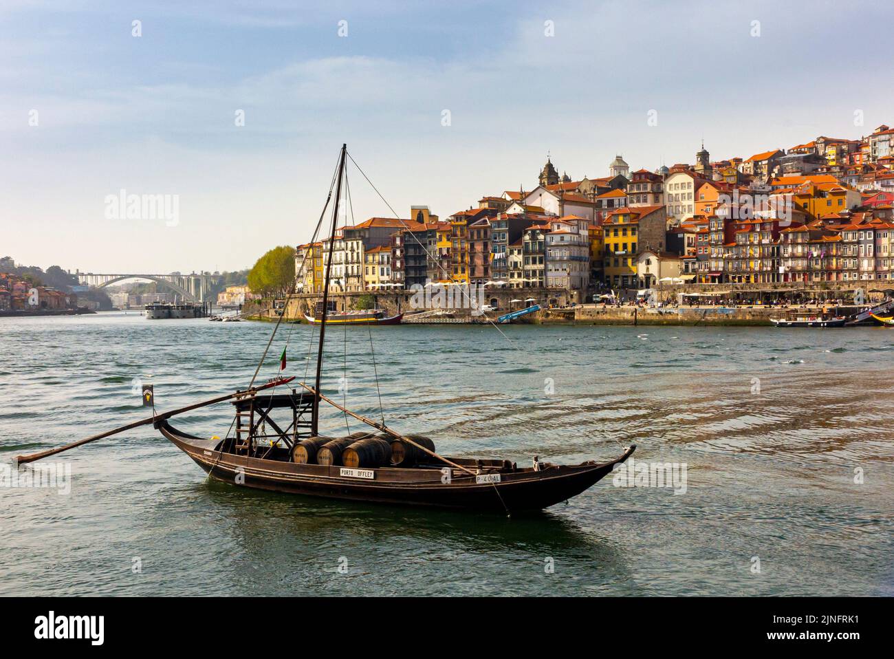 Tradizionale barca portuale in legno a Vila Nova de Gaia sul lungomare del fiume Douro nel centro di Porto, una delle principali città del Portogallo settentrionale. Foto Stock