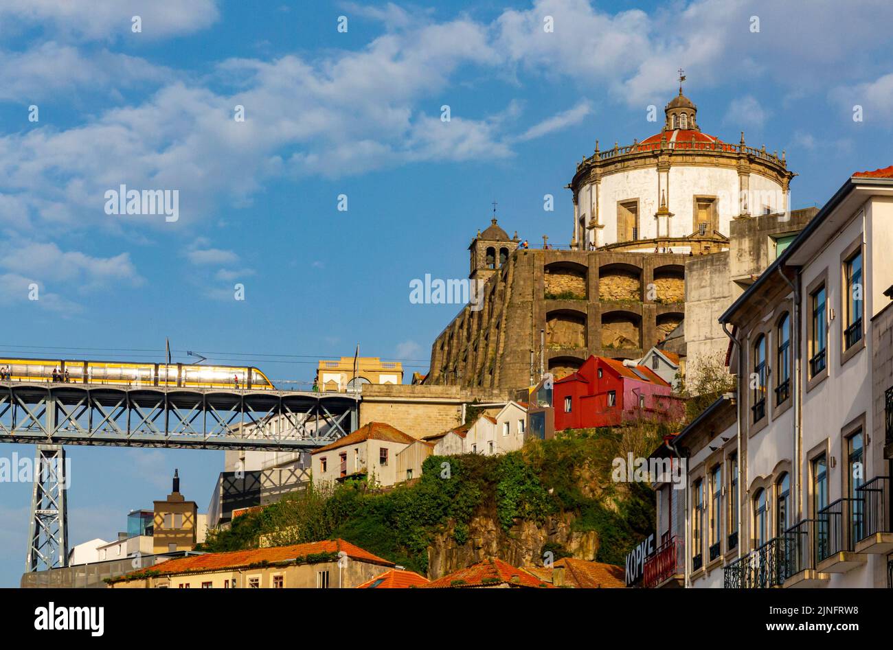 Vista che guarda da Vila Nova de Gaia verso il monastero di Mosteiro da Serra do Pilar sul Douro nel centro di Porto, una città nel nord del Portogallo. Foto Stock