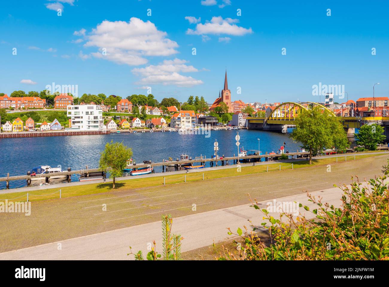Vista sulla città di Sonderborg, Jutland, Danimarca. La città ha una popolazione di circa 28.000 abitanti ed è un centro per il commercio, l'industria e l'istruzione Foto Stock