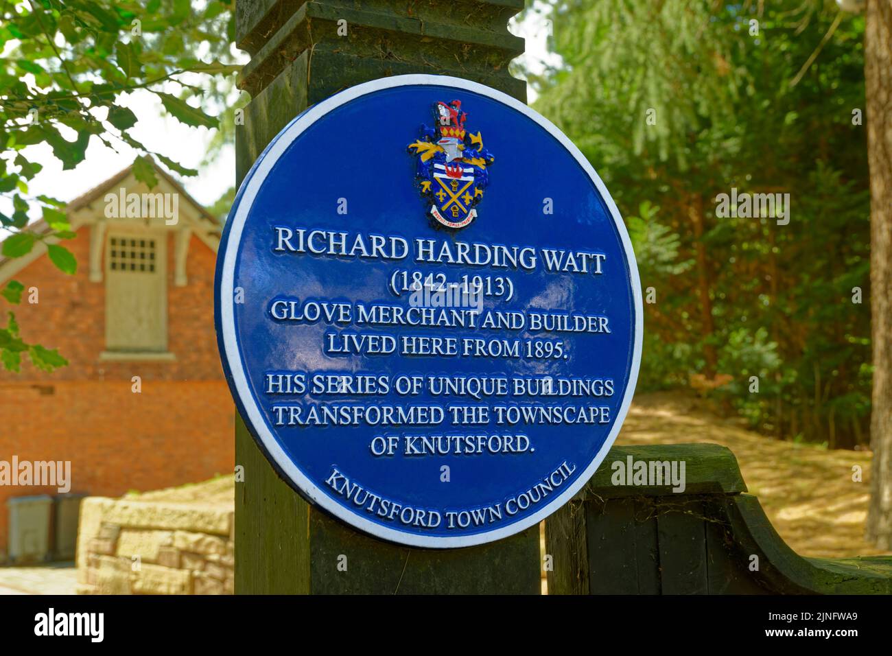 Targa blu commemorativa fuori dalla ex casa di Richard Harding Watt, commerciante, sviluppatore e imprenditore a Knutsford, Cheshire, Inghilterra. Foto Stock