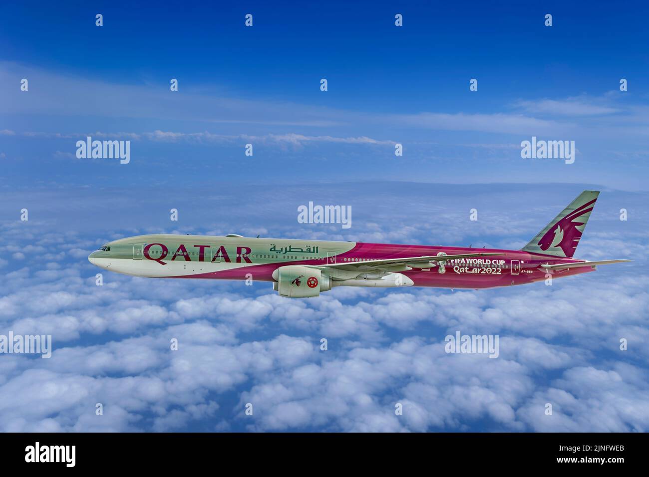 Qatar Airways Boeing 777 Aircraft - A7-BEB nella Coppa del mondo FIFA 2022 livrea. Foto Stock