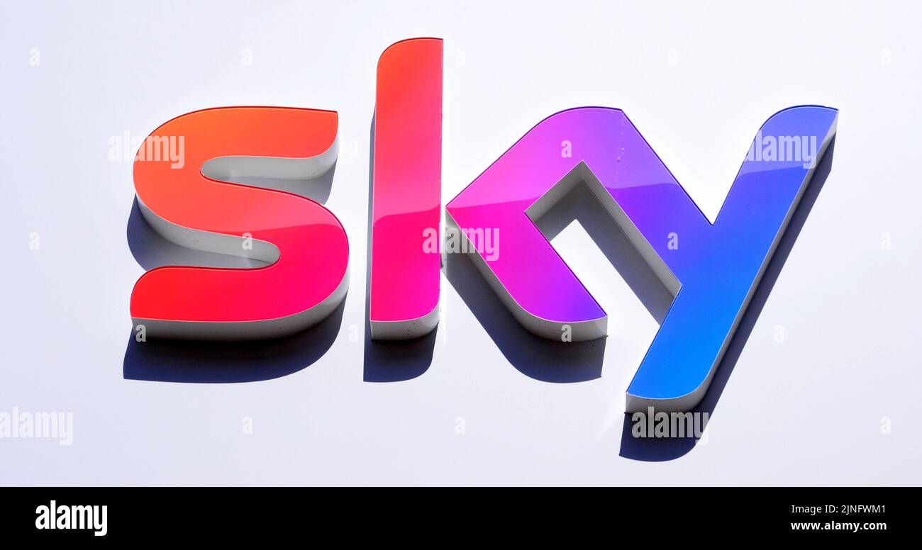 Un cartello o un logo esterno sul negozio o negozio Sky nel centro di Manchester, Regno Unito, British Isles. Foto Stock
