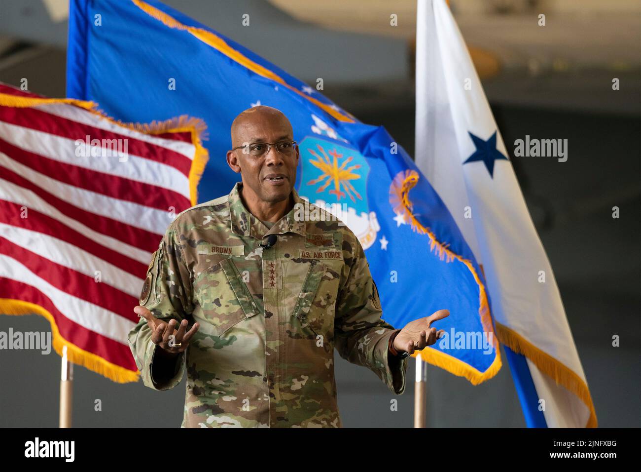 Il capo di stato maggiore dell'aeronautica degli Stati Uniti, il generale CQ Brown, Jr., parla con gli Airmen durante una riunione durante una sosta presso la base dell'aeronautica di Travis, il 4 agosto 2022 a Fairfield, California. Credit: Planetpix/Alamy Live News Foto Stock