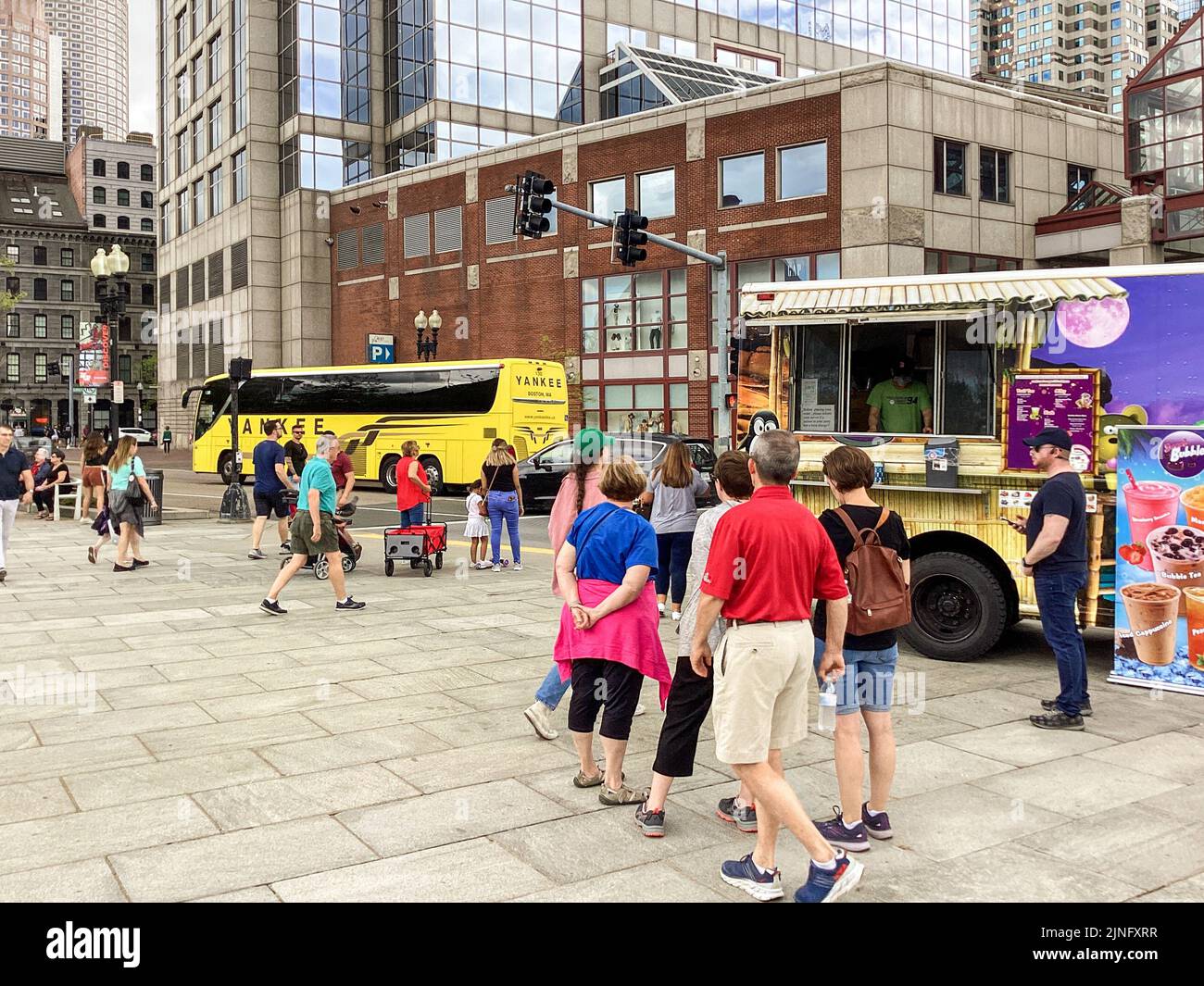 Rose Kennedy Greenway, Boston, Massachusetts e Atlantic Avenue di fronte a Long Wharf Foto Stock