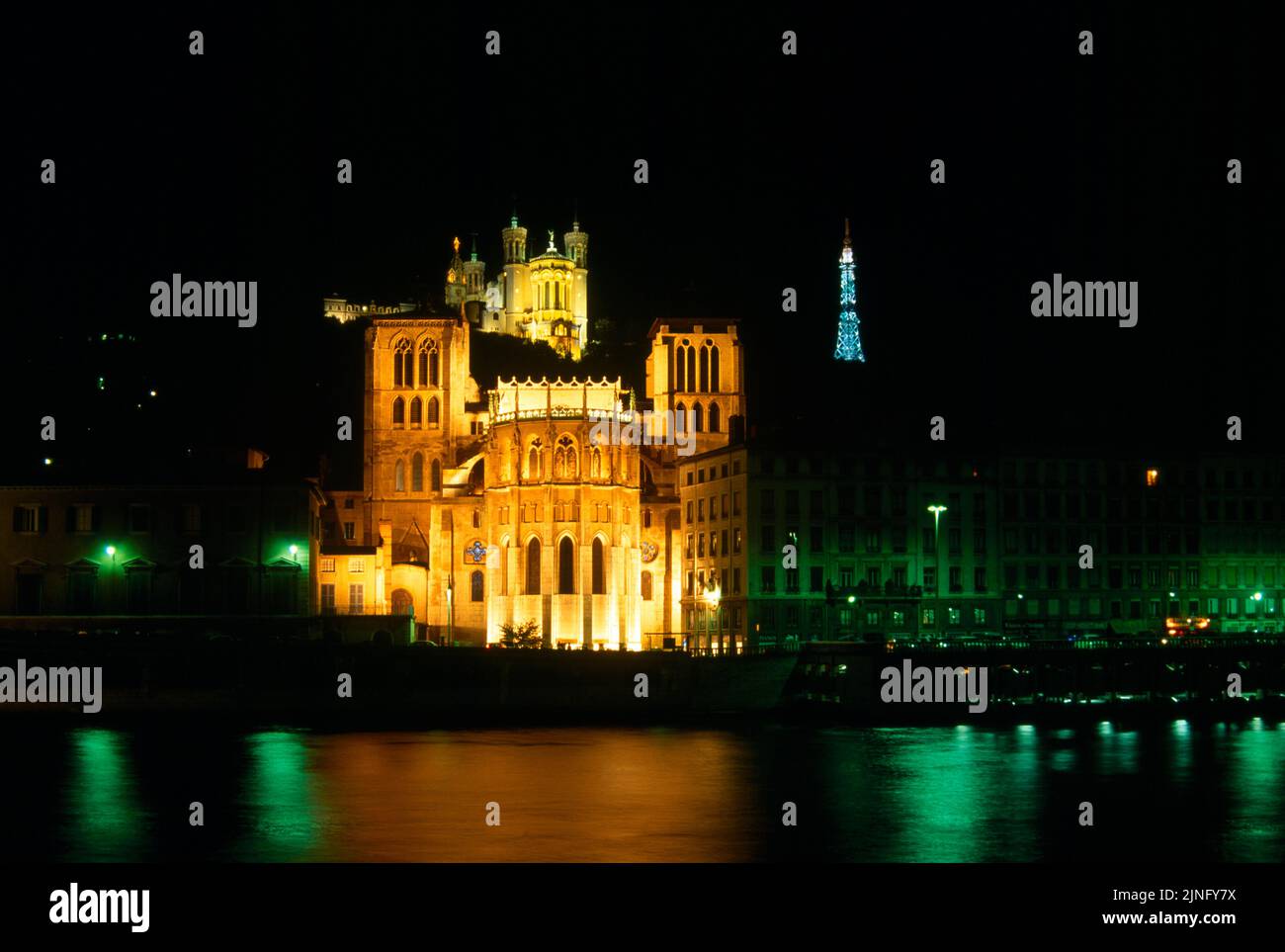 Città di Lione di notte - Cattedrale di Lione dominata dalla Basilica di Notre-Dame de Fourviere e Tour Metallique de Fourviere Foto Stock