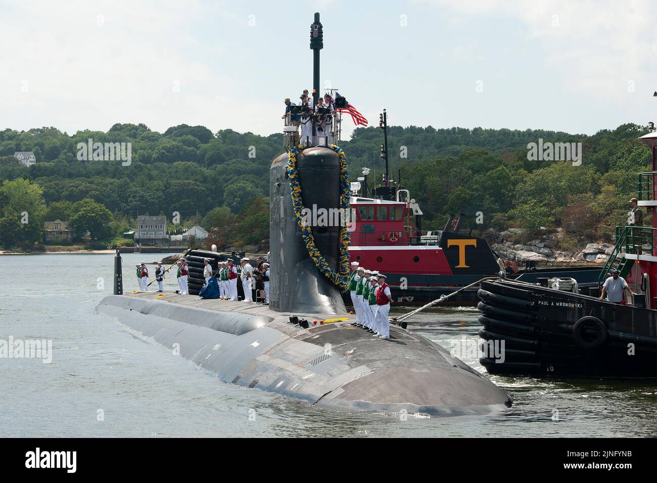 Groton, Stati Uniti. 10th ago, 2022. Il sommergibile statunitense USS Indiana, di classe Virginia, arriva a homeport dopo un dispiegamento con la flotta 6th alla base navale sottomarina New London, 10 agosto 2022 a Groton, Connecticut. Credito: John Narewski/USA Marines/Alamy Live News Foto Stock