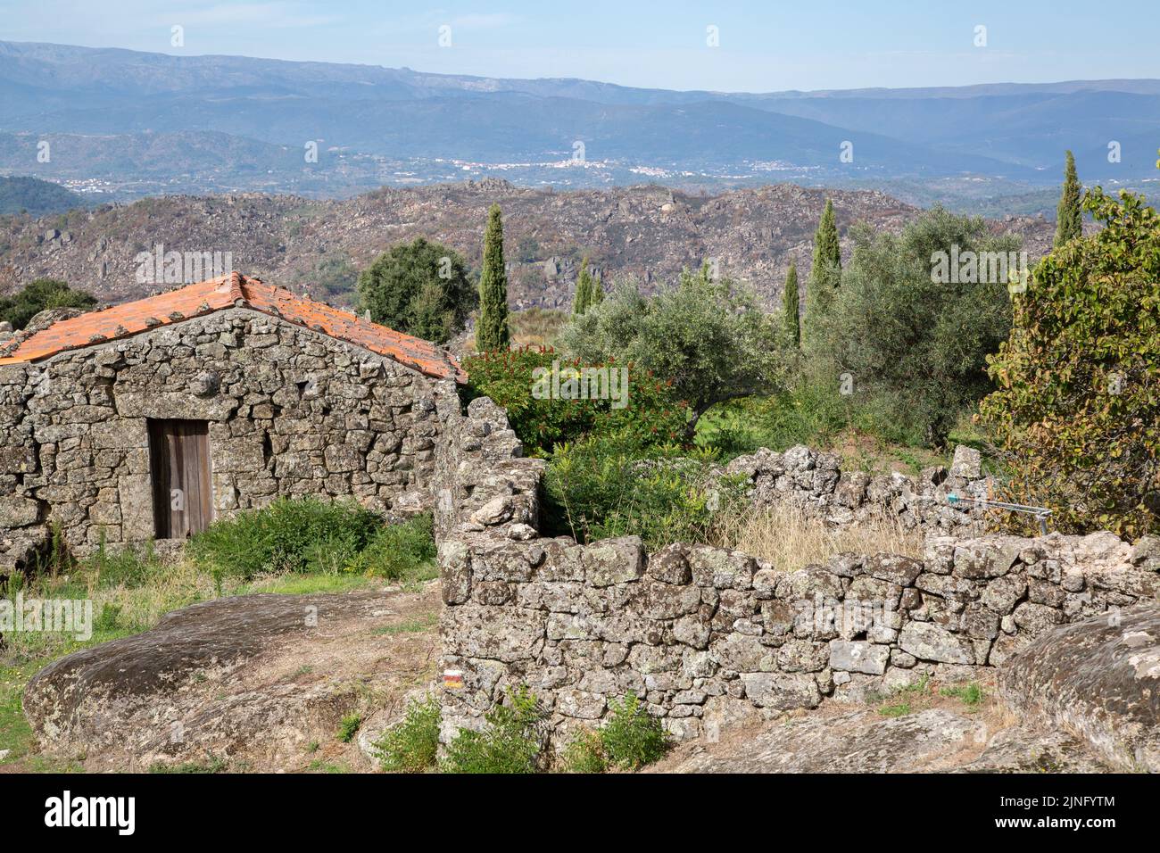 Sortelha Village e Paesaggio; Portogallo Foto Stock