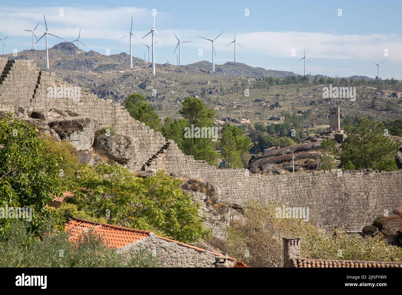 Vista con turbine eoliche e villaggio, Sortelha; Portogallo Foto Stock