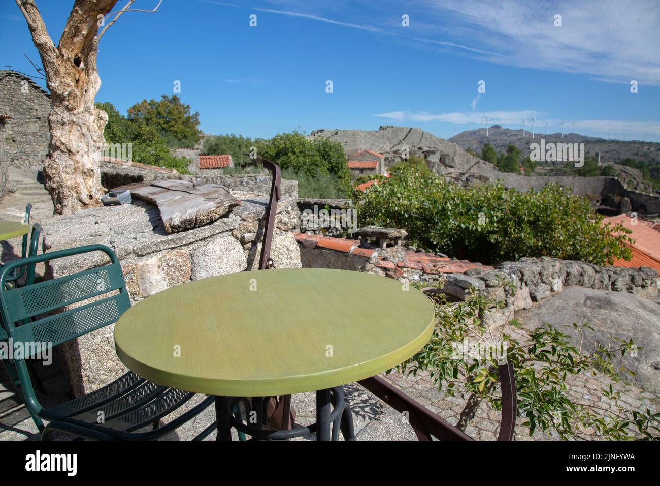 Tavolino e sedia a Sortelha; Portogallo Foto Stock