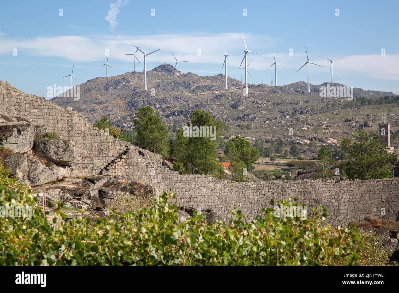 Vista con turbine eoliche da Sortelha Village; Portogallo Foto Stock