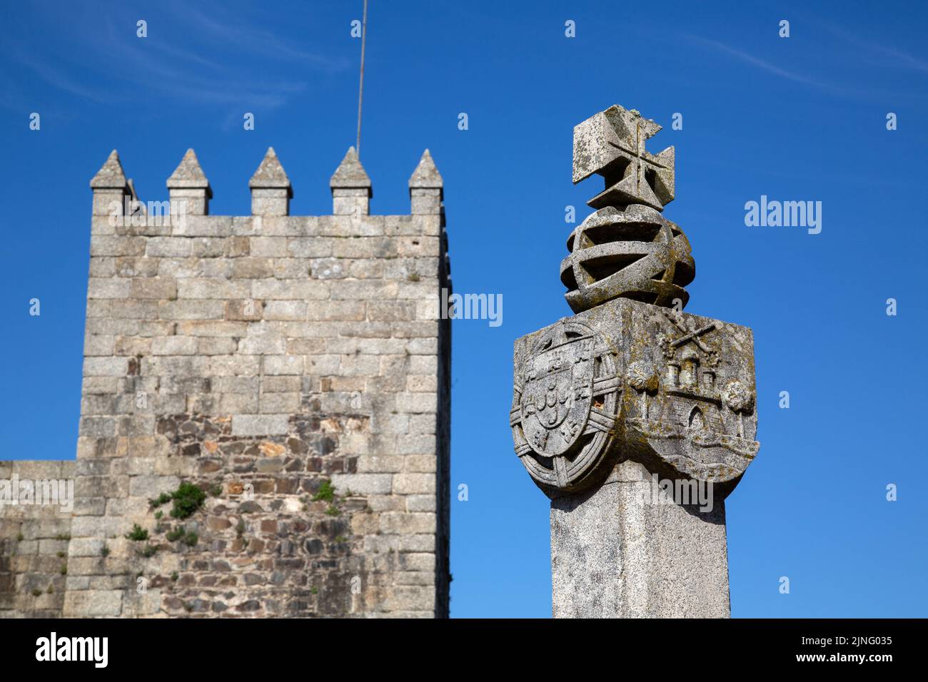 Croce e Castello a Sabugal, Portogallo Foto Stock