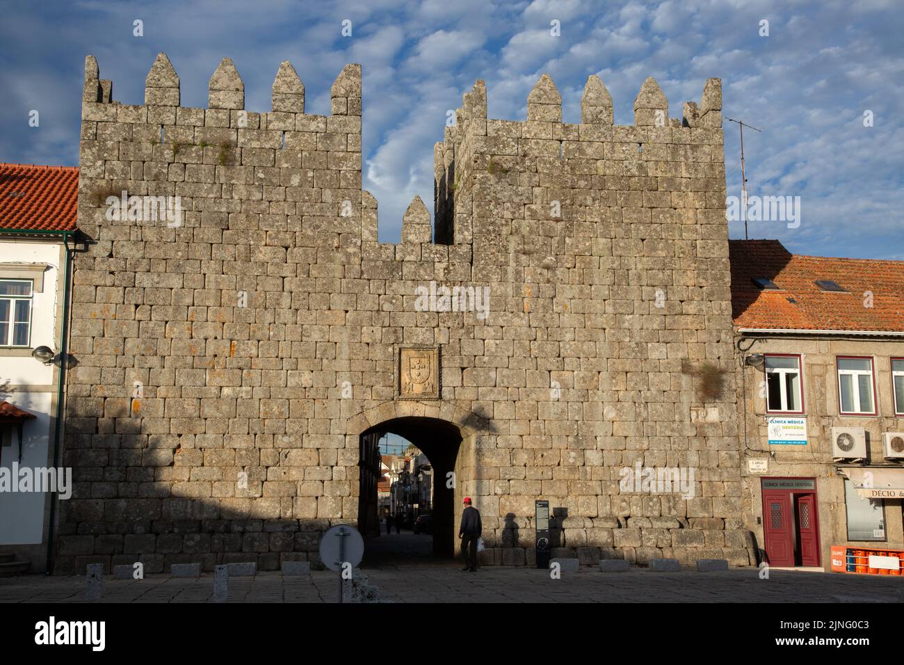 Uomo che entra nella porta dei Re - porta d'el Rei, Trancoso, Portogallo Foto Stock