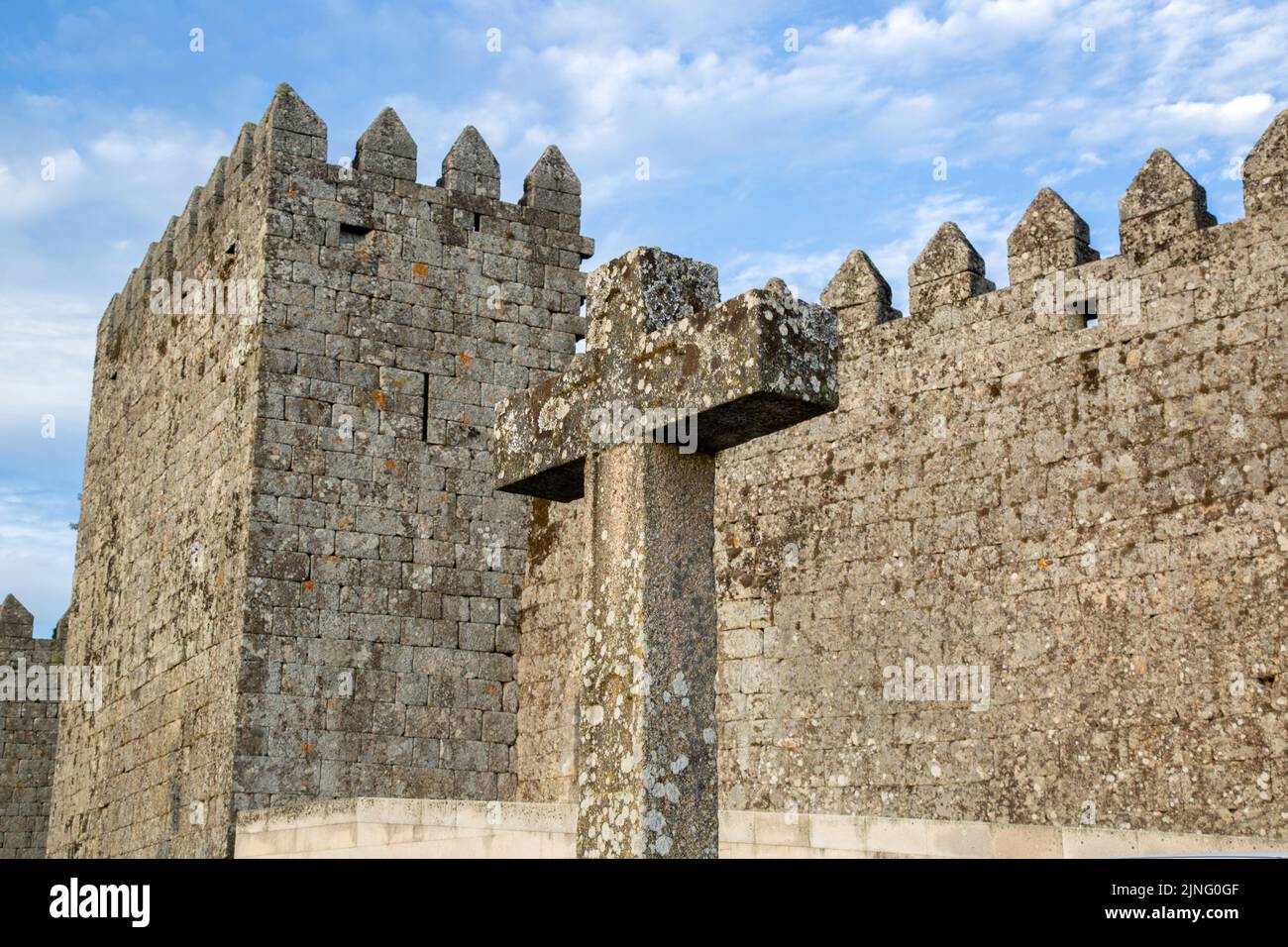 Castello facciata e croce, Trancoso, Portogallo Foto Stock