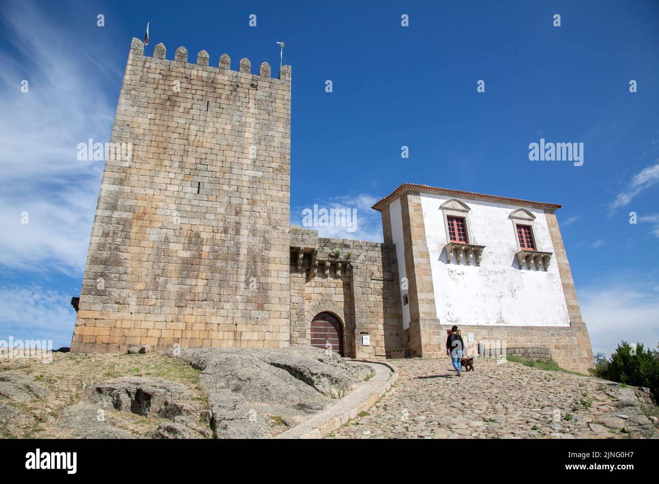 Donna e cane al Castello di Belmonte, Portogallo Foto Stock