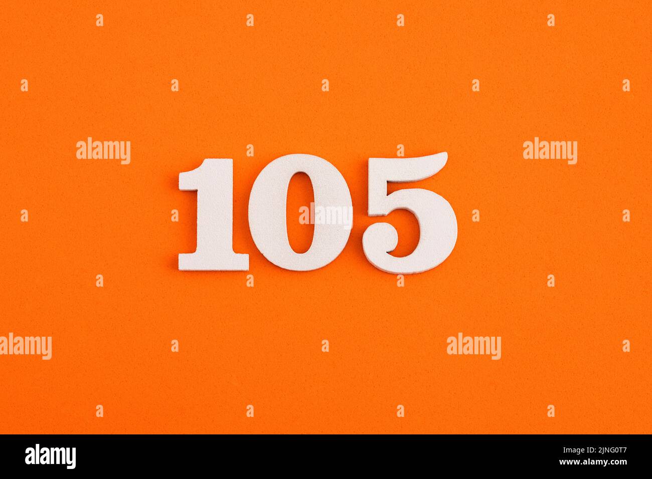 Numero 105 - su fondo in gomma espansa arancione Foto Stock