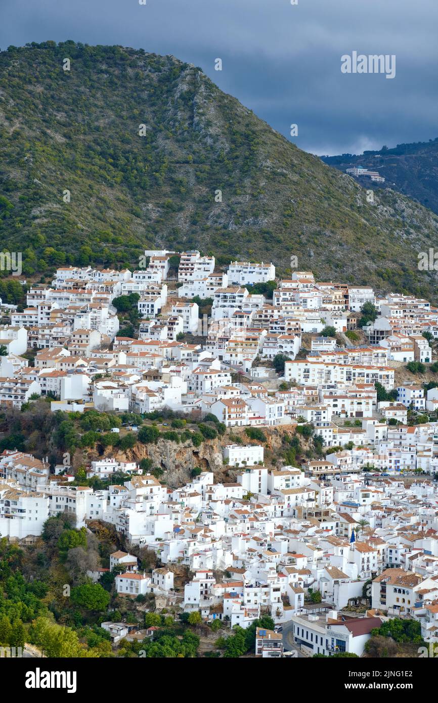 Ojén, Malaga 16 dicembre 2022, Ojén Spagna vista urbana della città con una bella natura verde intorno in un giorno nuvoloso, piccola città vecchia spagnola Foto Stock