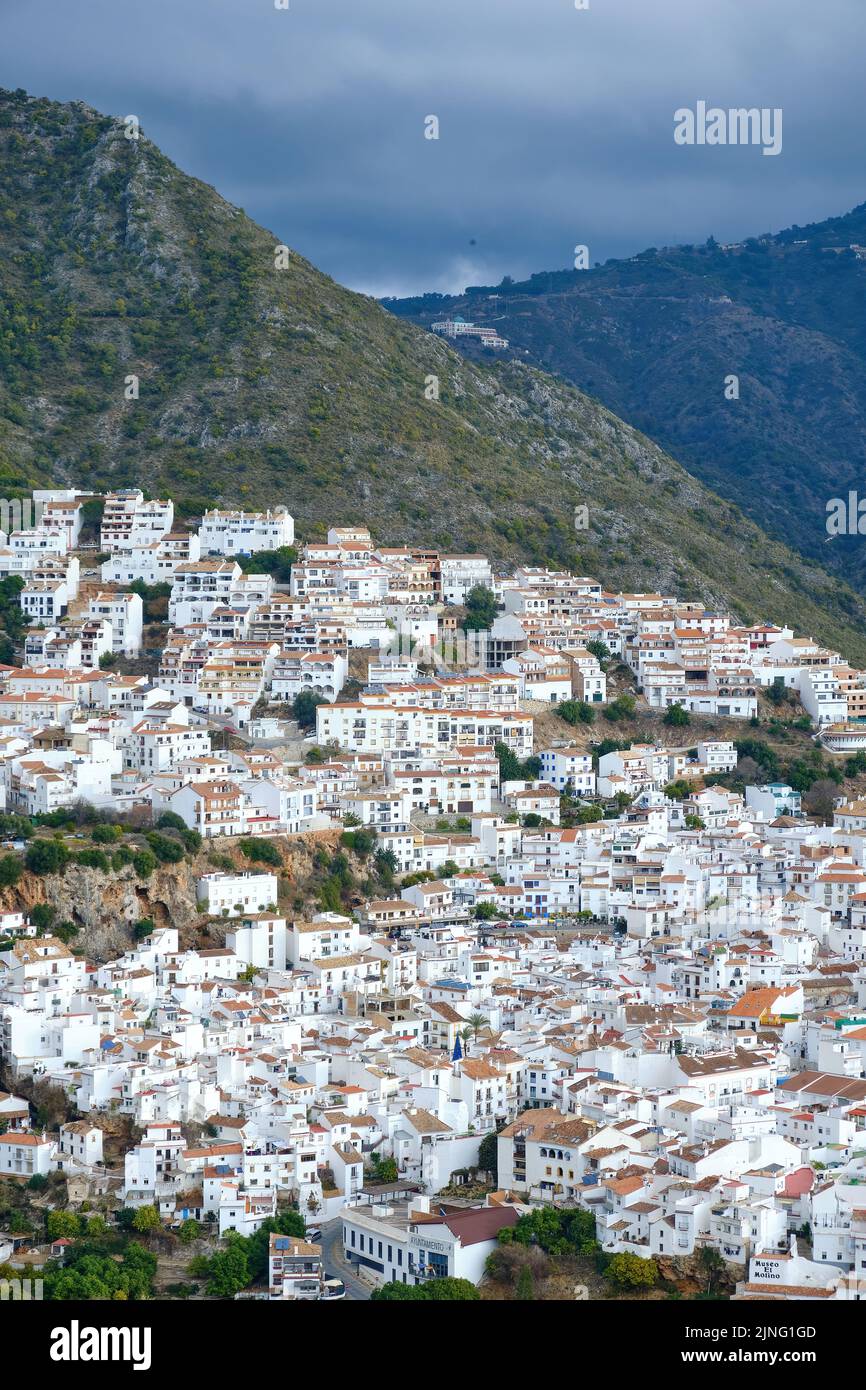 Ojén, Malaga 16 dicembre 2022, Ojén Spagna vista urbana della città con una bella natura verde intorno in un giorno nuvoloso, piccola città vecchia spagnola Foto Stock